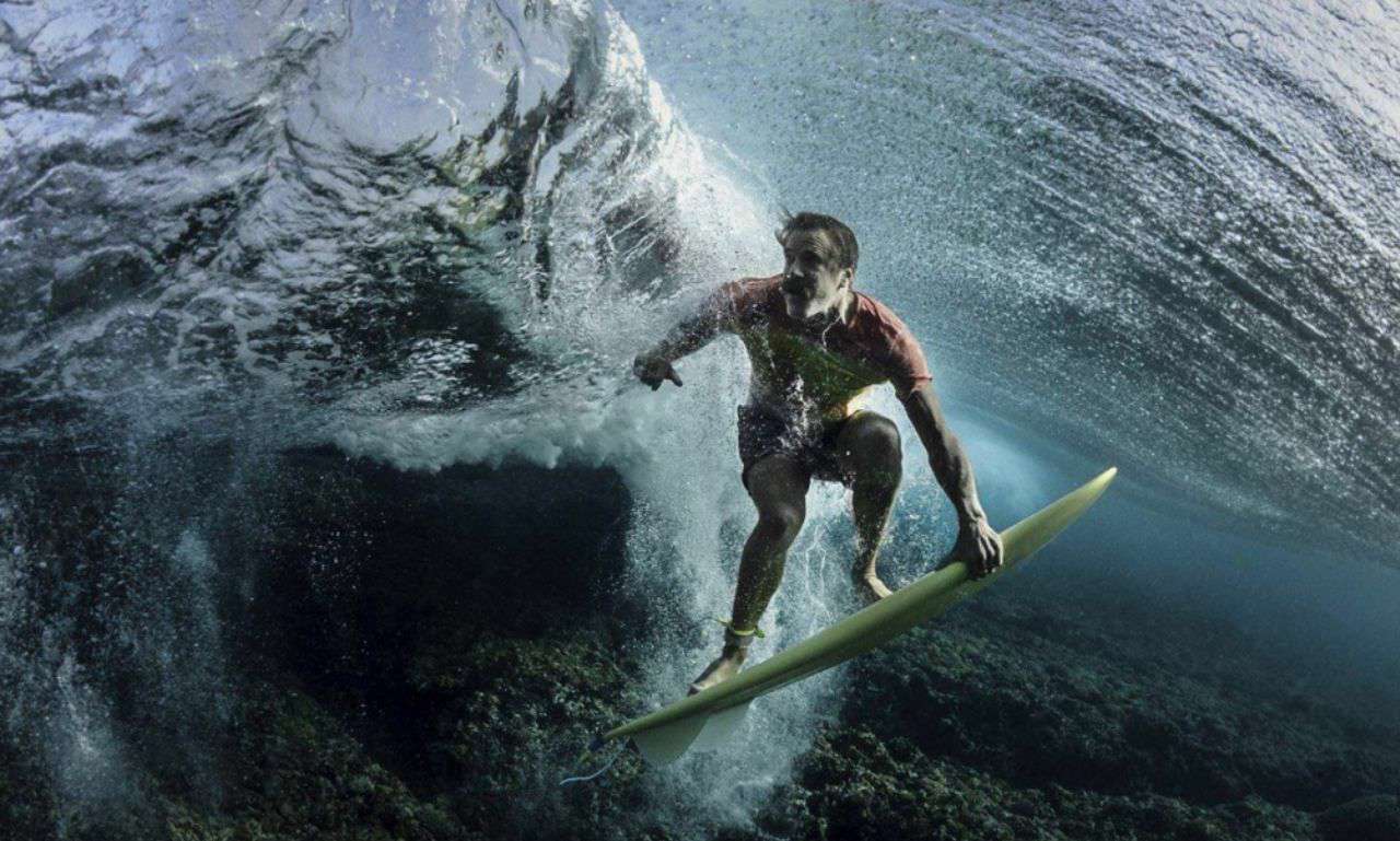 زیر امواج/عکاس این صحنه را هنگامی که موج سوار زیر امواج آبهای فیجی رفته شکار کرده است
